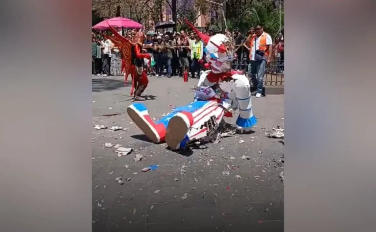 O México queima Judas em protesto contra as políticas migratórias dos EUA.