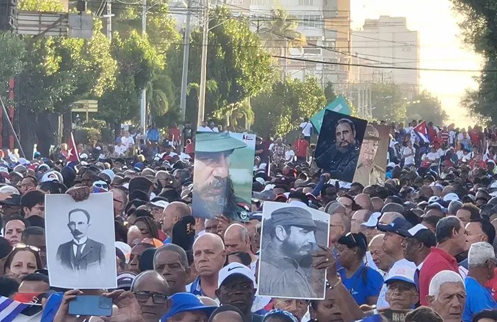 Milhares de cubanos comemoram o 65.º aniversário da proclamação do caráter socialista da Revolução
