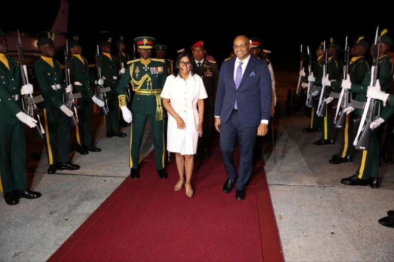 A Presidente (E) Delcy Rodríguez chega a Barbados para reforçar as relações bilaterais e a cooperação global