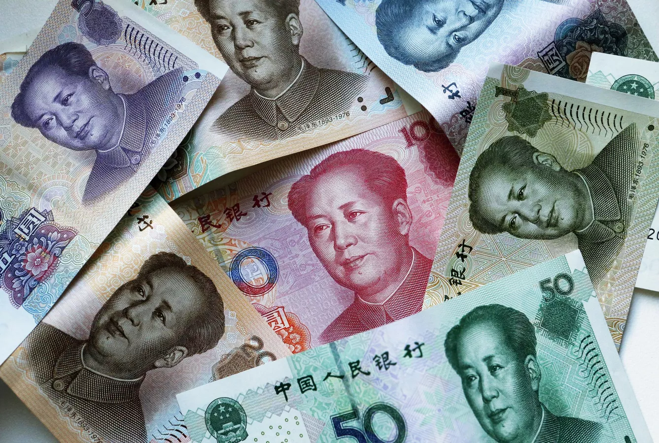 China e Paquistão afastam-se do dólar americano: 25 % do comércio já é realizado em yuan