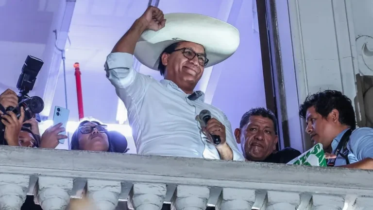 Roberto Sánchez lidera a contagem dos votos no Peru, com 97,9% das cédulas apuradas